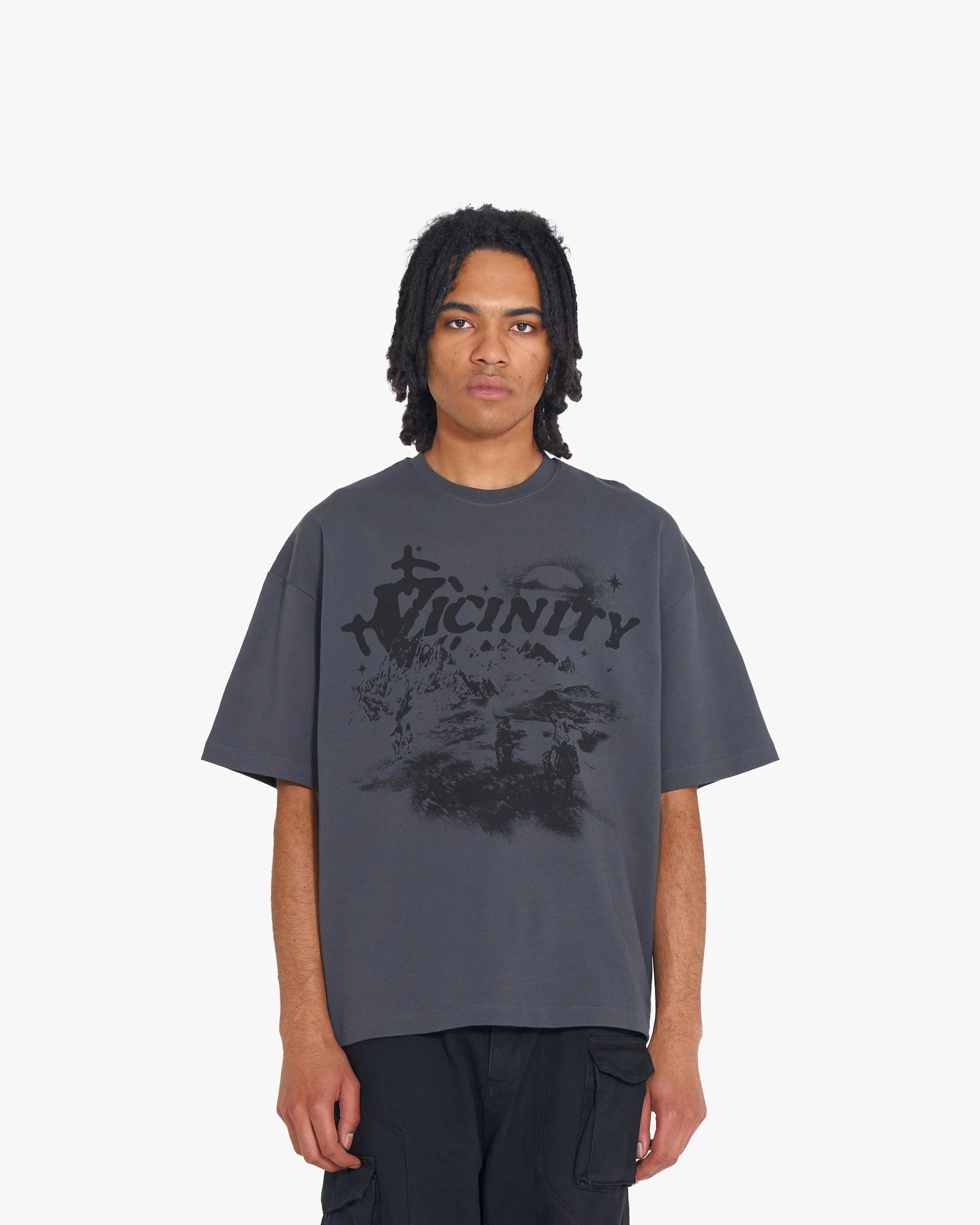 HIDDEN HILLS TEE DARK GREY - Image 2