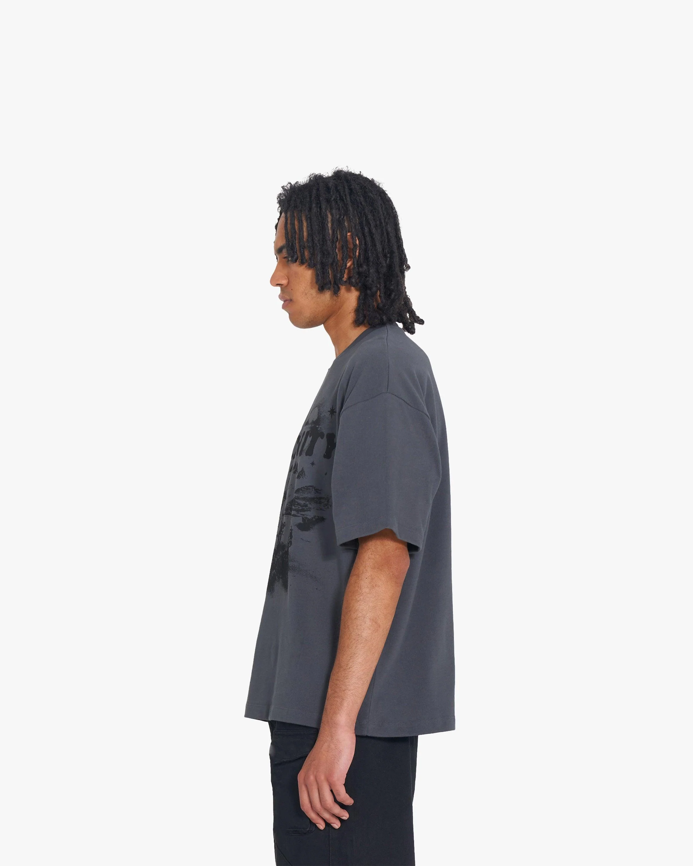 HIDDEN HILLS TEE DARK GREY - Image 4