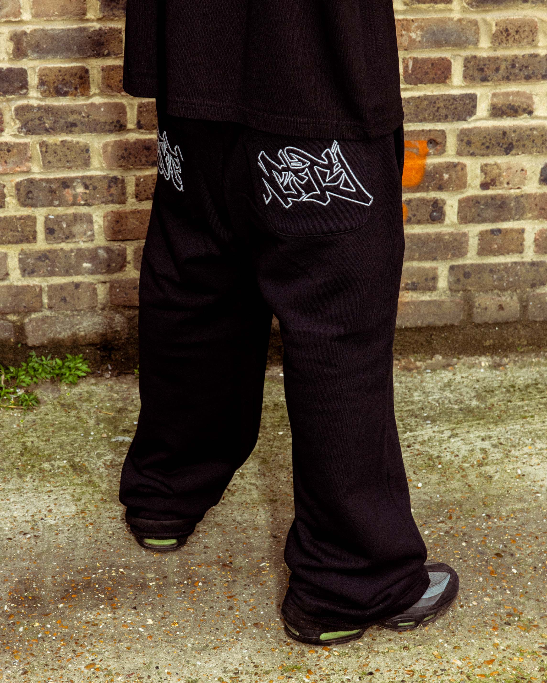 GRAFFITI JOGGER BLACK - Image 2